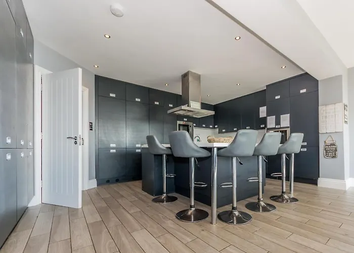 Дом отдыха Ocean View,kinsale, Hosted By Exquisite Homes, Sleeps 22 Кинсэйл